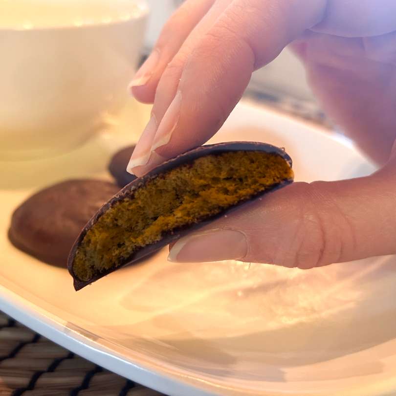 Colazione proteica con Nextua biscotti proteici chokis ricoperto di cioccolato gusto cacao per dieta chetogenica