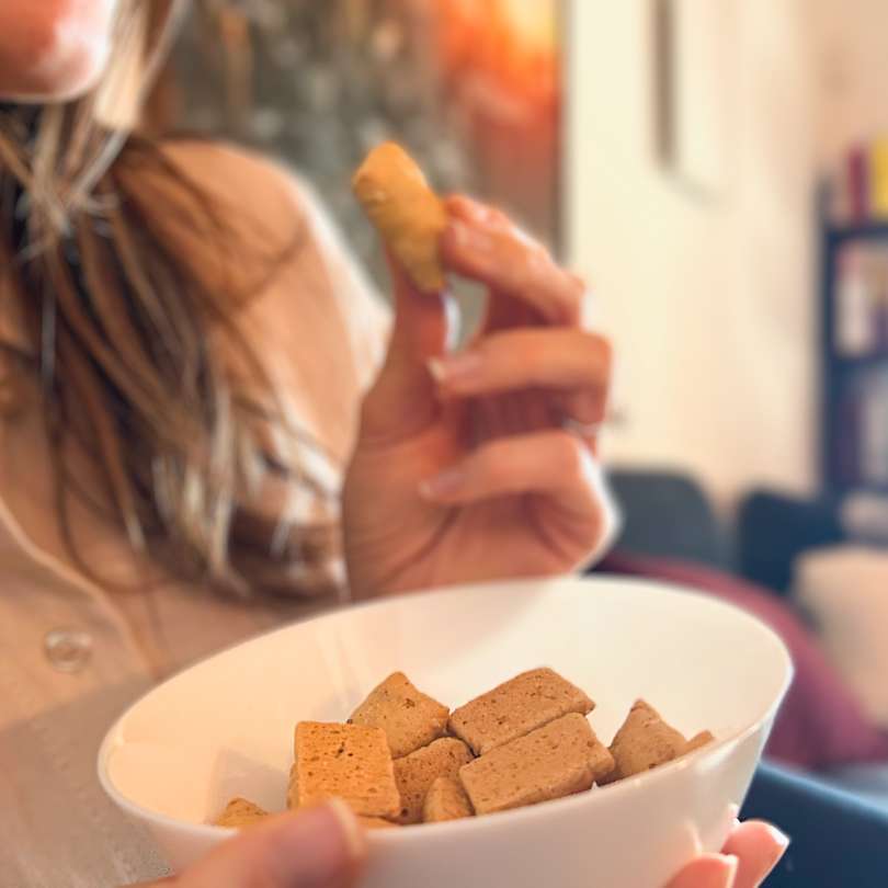 Crackers proteici di sesamo per un pasto proteico