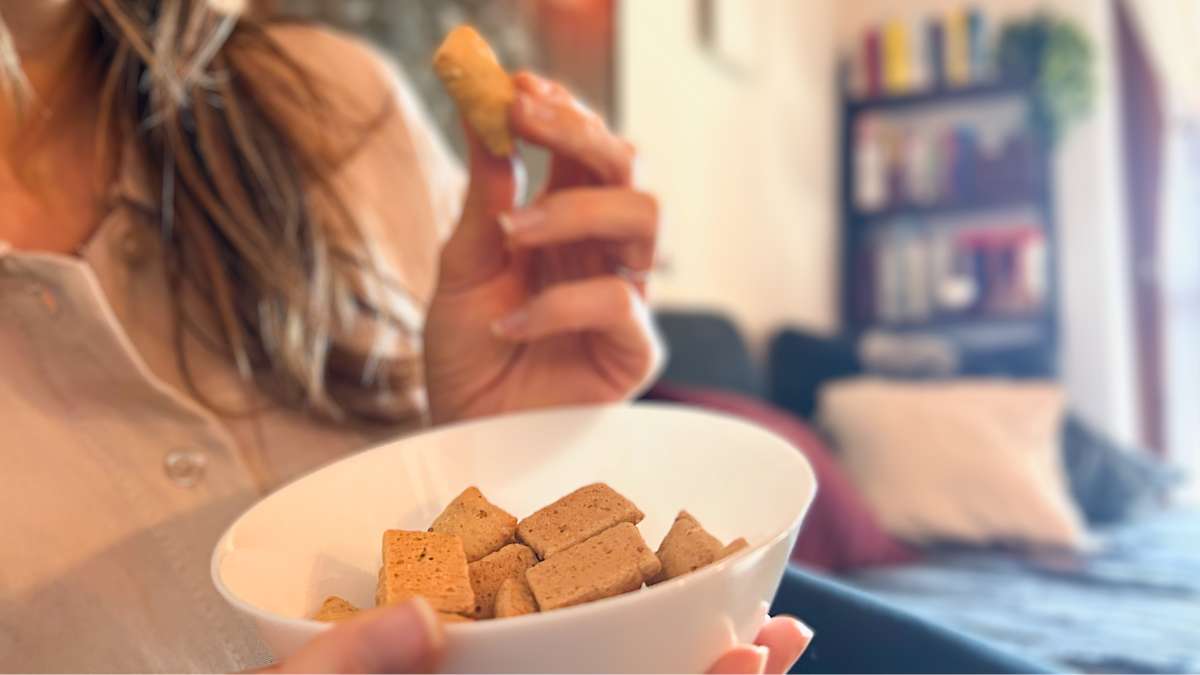 Crackers proteici di sesamo per un pasto proteico