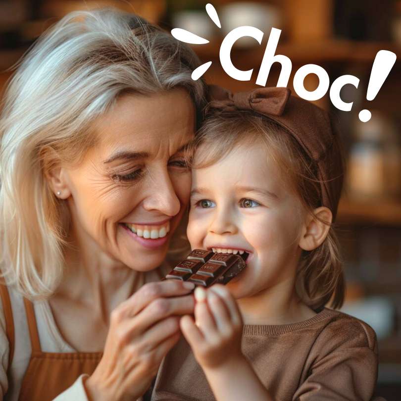 Bambina che mangia la Barretta proteica Choc Nextua di cioccolato fondente alimenti proteici per dieta chetogenica