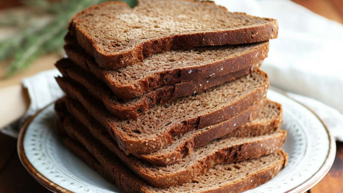 Pane proteico multicereale proteico nextua per la dieta chetogenica tagliato sul tavolo per una colazione proteica 