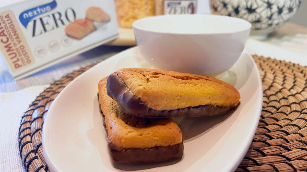 Plumcake proteici alla vaniglia con base di cioccolato per una colazione proteica o la dieta chetogenica