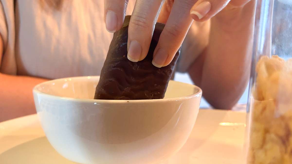 Colazione proteica con Plumcake ricoperto di cioccolato al gusto arancia senza zuccheri adatto alla dieta chetogenica