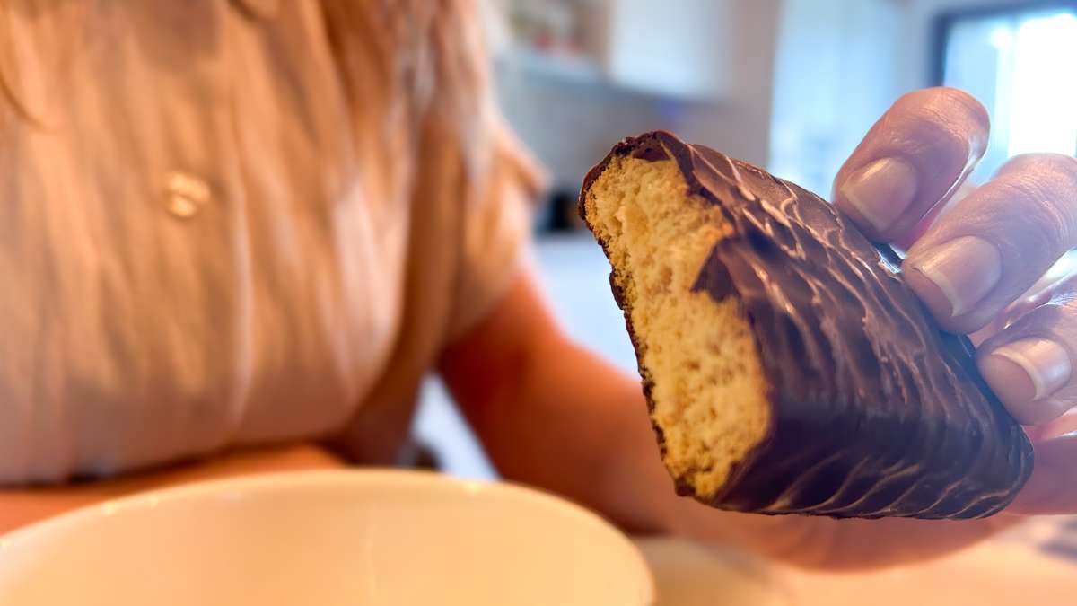 Colazione proteica con Plumcake ricoperto di cioccolato al gusto arancia senza zuccheri adatto alla dieta chetogenica