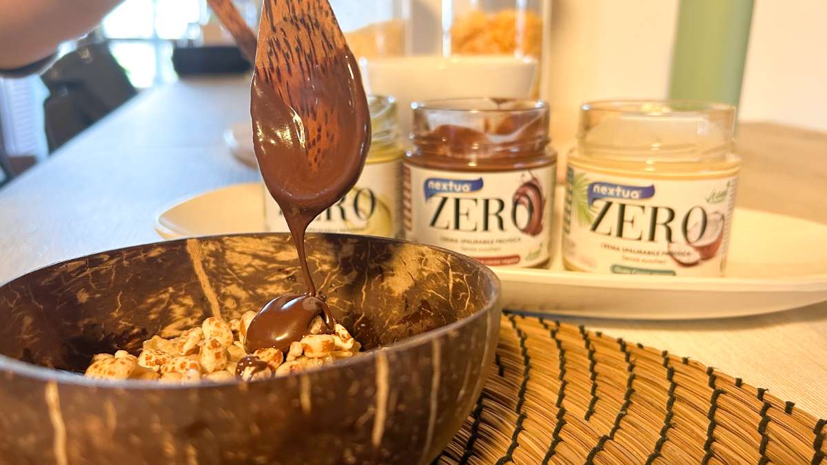 Porridge composto da box di tris di creme proteiche nextua al gusto pistaccio, nocciola e cacao, cocco con la colazione proteica