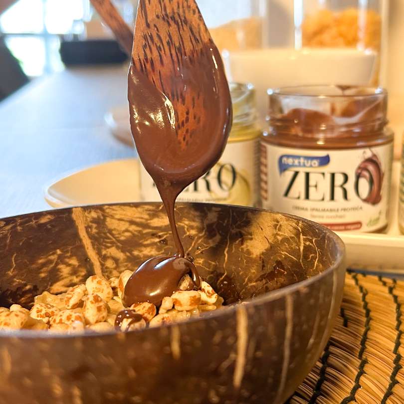 Porridge composto da box di tris di creme proteiche nextua al gusto pistaccio, nocciola e cacao, cocco con la colazione proteica.