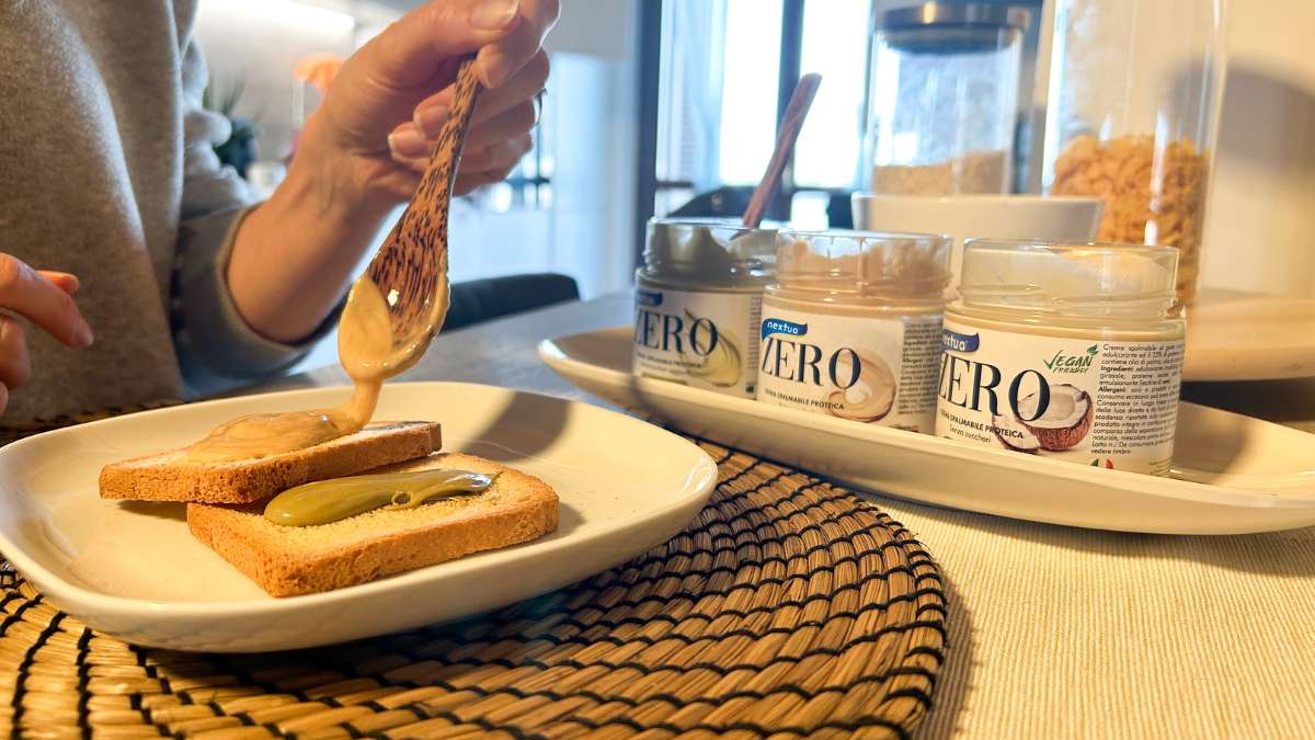 Colazione proteica con il box di tre creme proteiche di nextua, gusto: pistacchio, nocciola bianca, cocco