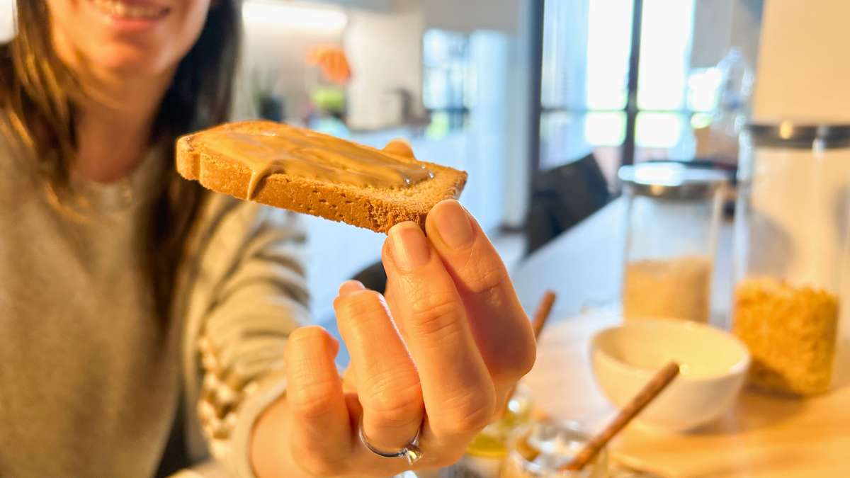 Fetta biscottata Colazione proteica con il box di tre creme proteiche di nextua, gusto: pistacchio, nocciola bianca, cocco