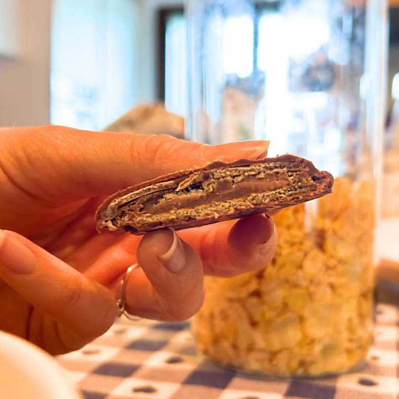 Colazione proteica con Biscotti proteici Chocobon ripieni di cioccolato adatti alla dieta chetogenica