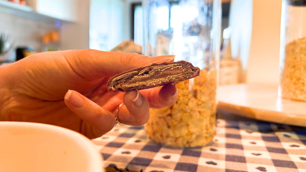 Colazione proteica con Biscotti proteici Chocobon ripieni di cioccolato adatti alla dieta chetogenica