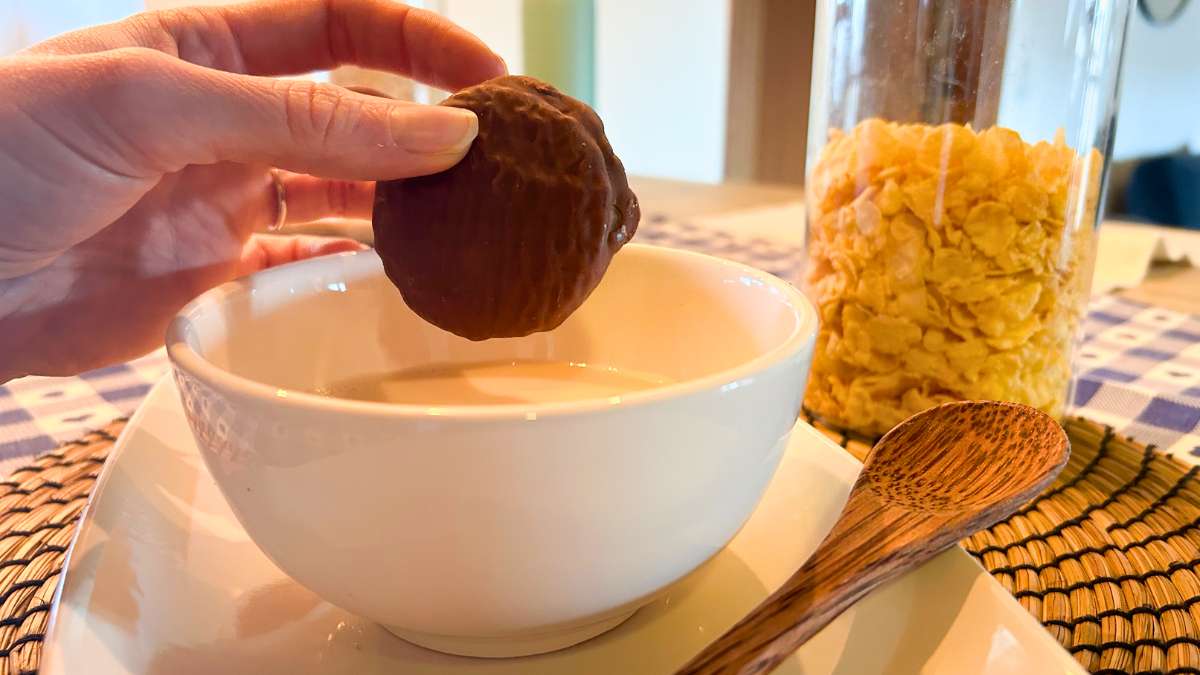 Colazione proteica con Biscotti proteici Chocobon ripieni di cioccolato adatti alla dieta chetogenica